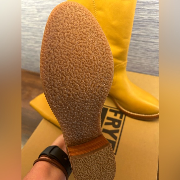 New NWT Frye Ladies Camryn Campus Banana Leather Tall boots size 8.5 - Picture 3 of 6